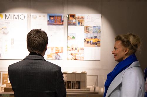 Bei ihrem Antrittsbesuch an der HSD informierte sich Kultur- und Wissenschaftsministerin Ina Brandes unter anderem über das Projekt des interdisziplinären Teams MIMO. 